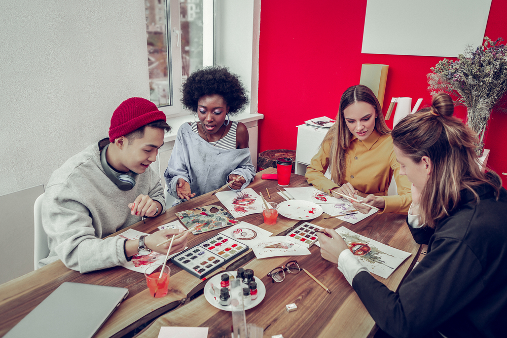group of patients doing arts as part of their addiction treatment in Texas