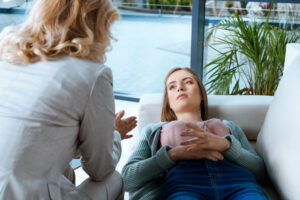 woman discussing low endorphins with her therapist as part of her addiction treatment