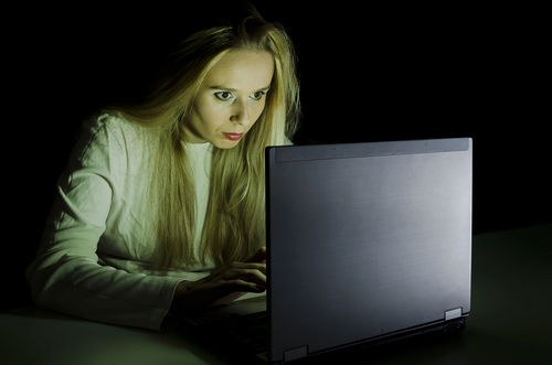 woman showing signs of internet addiction